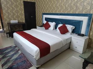 Postel nebo postele na pokoji v ubytování Surya Palace Noida
