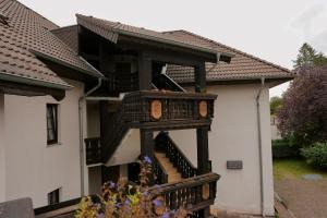 ein Haus mit einer Holztreppe seitlich in der Unterkunft In & Out Boardinghaus in Stolberg