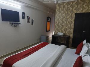 Postel nebo postele na pokoji v ubytování Surya Palace Noida