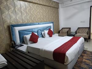 Postel nebo postele na pokoji v ubytování Surya Palace Noida