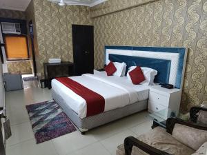Postel nebo postele na pokoji v ubytování Surya Palace Noida