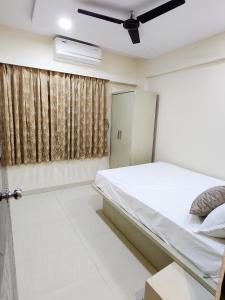 Ein Bett oder Betten in einem Zimmer der Unterkunft Sapphire Service Apartment