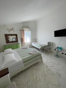 una camera con un grande letto e uno specchio di IL CASALE DEL MAGRA ad Ameglia