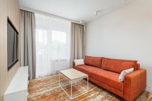 uma sala de estar com um sofá e uma mesa em Sun & Beach Apartments Bel Mare with Parking by Renters em Międzyzdroje