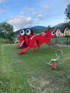 een groep grote rode opblaasbare dieren in het gras bij Chatka pod lasem in Szczyrk