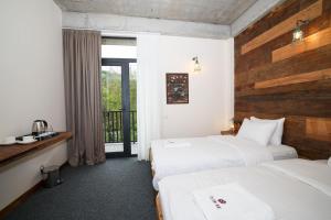 Postel nebo postele na pokoji v ubytování Ethno Sazano Hotel