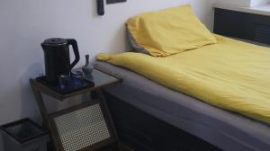A bed or beds in a room at Tongxiang SHI MEN BAY Minshuku
