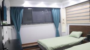 A bed or beds in a room at Tongxiang SHI MEN BAY Minshuku
