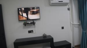A television and/or entertainment centre at Tongxiang SHI MEN BAY Minshuku