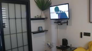 A television and/or entertainment centre at Tongxiang SHI MEN BAY Minshuku