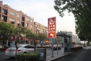 The surrounding neighborhood or a neighborhood close to the homestay