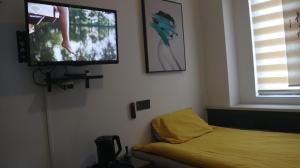 A television and/or entertainment centre at Tongxiang SHI MEN BAY Minshuku