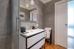 y baño con lavabo blanco y espejo. en SWEET LIFE 2 LUXURY and DESIGN APARTMENT, en Bari