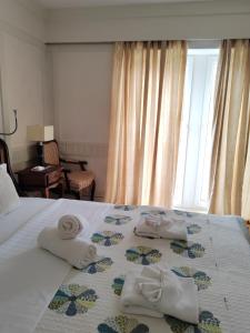 Una habitación de hotel con una cama con toallas. en Sole Mio Kula en Kula