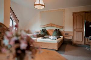ein Schlafzimmer mit einem Bett und einem Tisch mit Blumen in der Unterkunft In & Out Boardinghaus in Stolberg