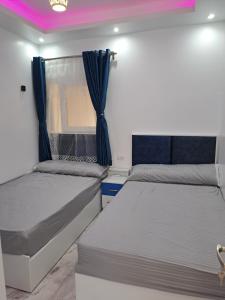 Katil atau katil-katil dalam bilik di selena bay resort hurgada +4 gambar