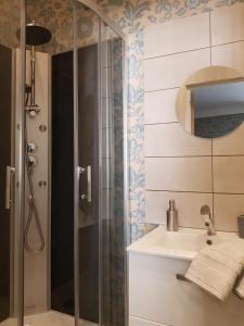 een badkamer met een douche en een wastafel bij La Scierie in Quillan