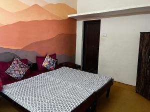 Un dormitorio con una cama con almohadas. en Wild Mountain Homestay, en Rishīkesh