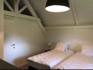 Postel nebo postele na pokoji v ubytování Le Lac Bleu huis 18 + 27 fotografií