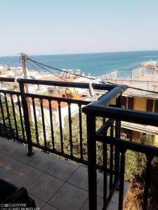 ein Balkon mit Blick auf das Meer in der Unterkunft Pansion panorama family apartment in Skala Marion