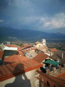 - une vue sur une ville avec des bâtiments et des toits dans l'établissement La Casa nell’Antico Borgo, à Alvito