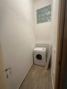 - Lavadora y secadora en una habitación pequeña en Casa Giuliana, en Montesilvano