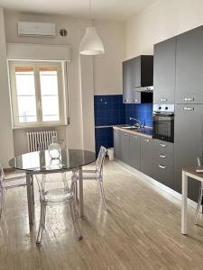 cocina con mesa y sillas en una habitación en Casa Giuliana, en Montesilvano