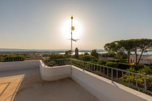 a balcony with a view of the ocean at L'isola di Gianni by Ortigia Apartments in Plemmirio