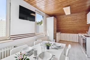 een eetkamer met een witte tafel en witte stoelen bij home2stay worker Apartment Nürtingen bis zu 200 Betten in Nürtingen