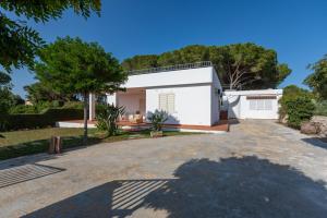 a white house with a driveway at L'isola di Gianni by Ortigia Apartments in Plemmirio