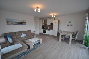 un soggiorno con un divano e un tavolo di Nr 57 - Ferienwohnung Mühlenstraße a Carolinensiel