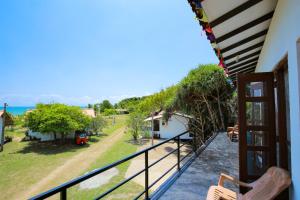 balcone con vista sull'oceano di Blissbay @ the rock a Nilaveli