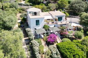 una vista aérea de una casa con jardín en Chez Jean Claude la villa des amis en Olmeto