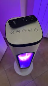 AureliaにあるLittle America House Borgata Aurelia Civitavecchiaの上部にライトが付いた電子機器