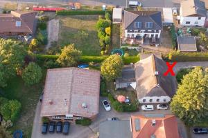 - une vue aérienne sur une maison avec une cour dans l'établissement Ferienwohnung am Sandbarg, à Jesteburg