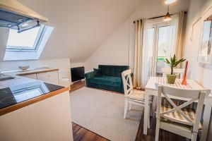 eine Küche und ein Wohnzimmer mit einem Tisch in der Unterkunft Apartments Zora with Terrace near Terme Paradiso in Dobova