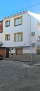 a white building with windows on the side of it at APARTAMENTOS DAYMA in Jarandilla de la Vera