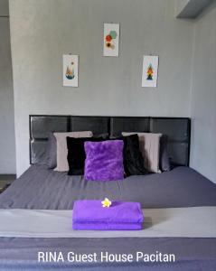 Postel nebo postele na pokoji v ubytování RINA Guest House Pacitan