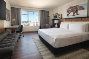 波特蘭的住宿－The Bidwell Marriott Portland，酒店客房设有一张大床和一张沙发。