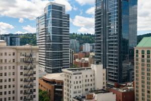 uitzicht op een stad met hoge gebouwen bij The Bidwell Marriott Portland in Portland