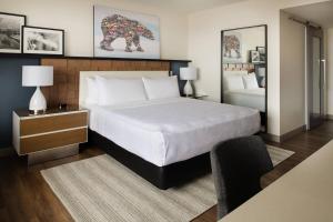 Tempat tidur dalam kamar di The Bidwell Marriott Portland