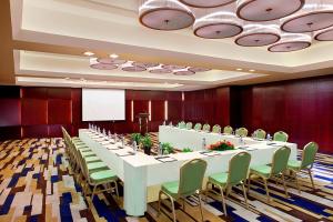 una grande sala conferenze con un lungo tavolo e sedie di Four Points by Sheraton Hangzhou, Binjiang a Hangzhou