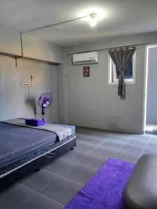 Postel nebo postele na pokoji v ubytování RINA Guest House Pacitan