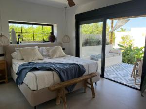um quarto com uma cama e uma porta de vidro deslizante em CasaNoa Luxury Villa Bed and Breakfast em Jávea