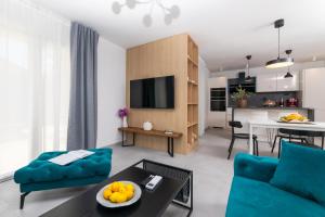 - un salon avec un canapé et une table dans l'établissement Deluxe apartment BRAČOLET private pool, à Supetar