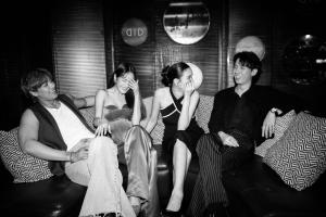 eine Gruppe von vier Personen, die auf einer Couch sitzen in der Unterkunft Sheraton Grande Sukhumvit, a Luxury Collection Hotel, Bangkok in Bangkok