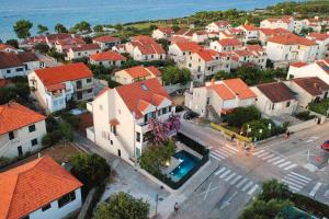 - une vue aérienne sur une ville avec des maisons et une piscine dans l'établissement Deluxe apartment BRAČOLET private pool, à Supetar