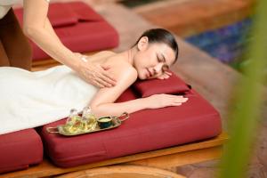 曼谷的住宿－曼谷苏坤喜来登豪华精选大酒店，一位女士在按摩床上享受按摩