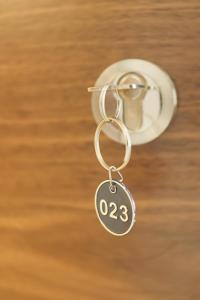 eine silberne Schlüsselkette mit einer Nummer drauf in der Unterkunft Dorinda Rooms in Alicante