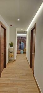 un pasillo con 2 puertas de madera y un pasillo con en Dorinda Rooms, en Alicante